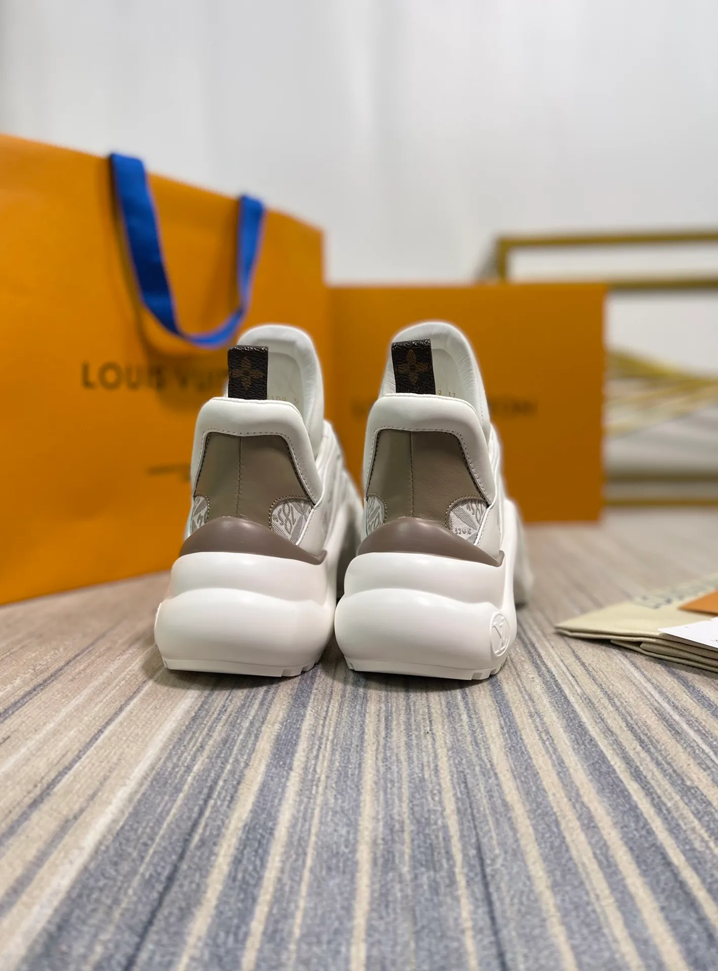 👟👟Ex-factory price👟👟Ex-factory price 720👟👟 Louis Vuitton 2022ss LV’s new Archlight series new color matching dad shoes. The boss ordered three pairs of yb shoes at the first time. The counters are not on sale. We are definitely the first to get the authentic products developed by the entire network. The material of each color matching is exclusively customized from the original version, which is consistent with the authentic product. The sole is YB molded high-elastic foam sole. The mold fee is as high as tens of thousands. The upper is made of high-tech fabric to create a soft and elastic upper. The materials and methods are consistent with YB. 35-40 (40.41 can be customized without return or exchange)